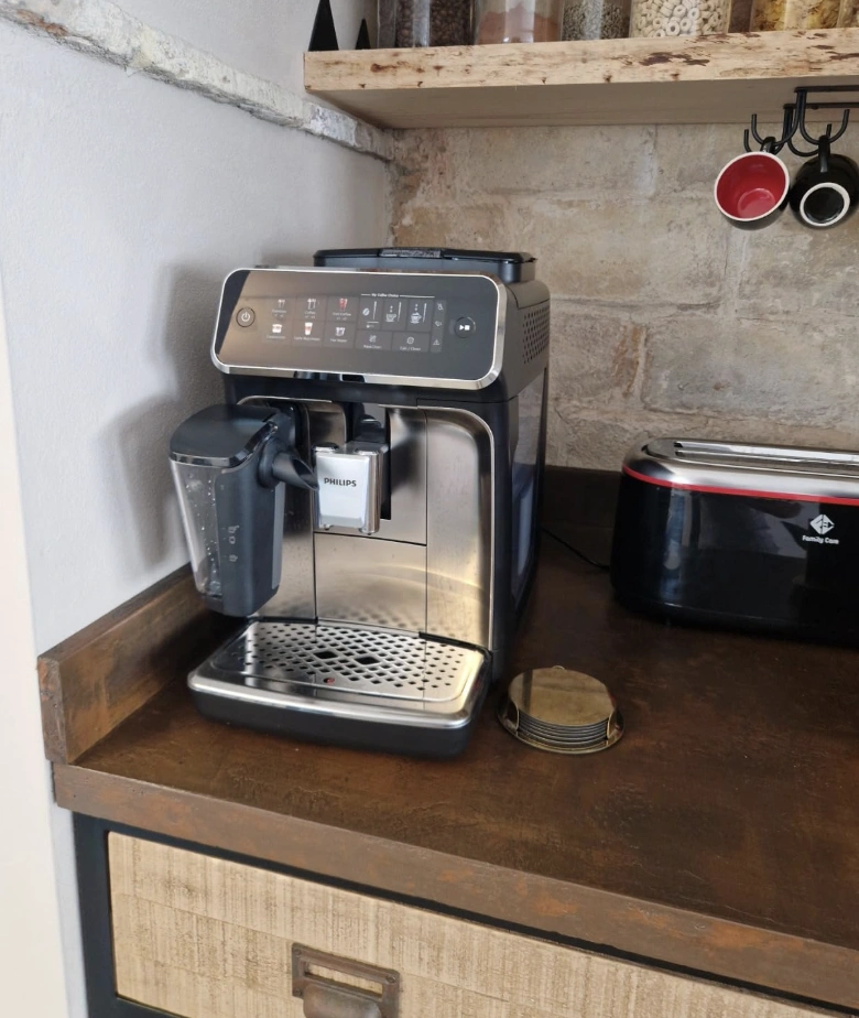 Maria en train de préparer un café